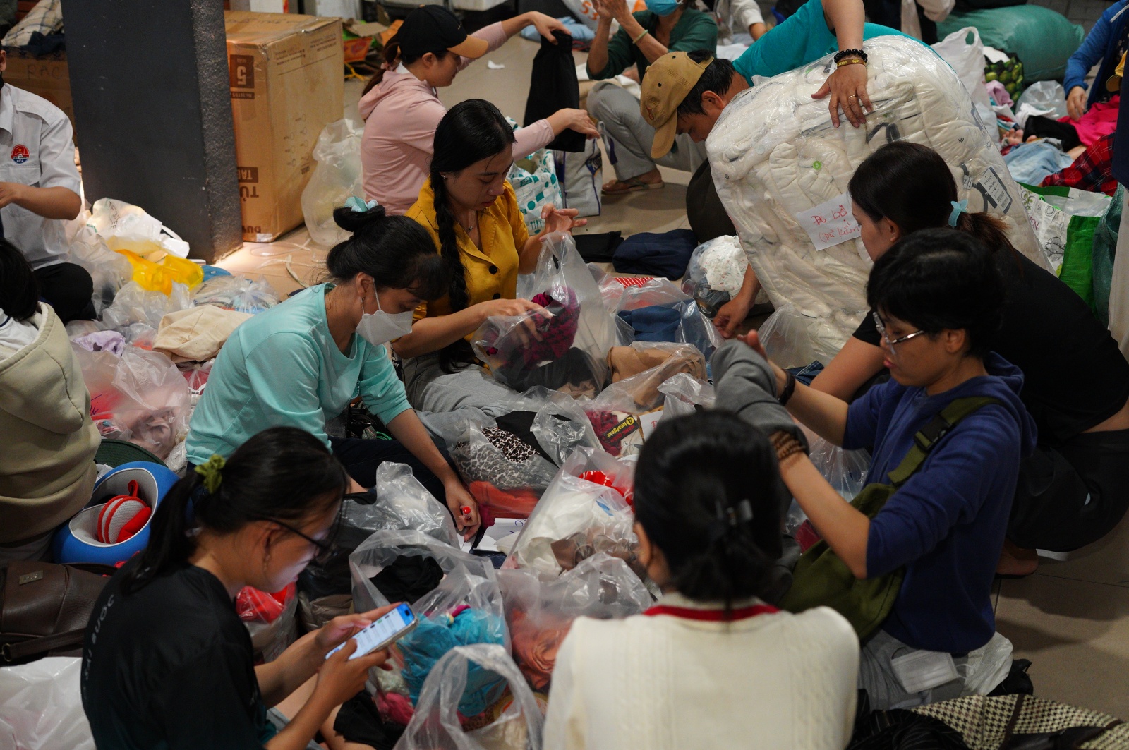 Người dân TP.HCM dành trọn 2 ngày cuối tuần ở các điểm tiếp nhận cứu trợ, ngưng quyên góp một thứ!- Ảnh 8. Người dân TP.HCM dành trọn 2 ngày cuối tuần ở các điểm tiếp nhận cứu trợ, ngưng quyên góp một thứ!- Ảnh 8.