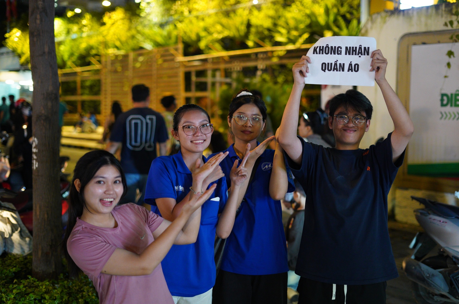 Người dân TP.HCM dành trọn 2 ngày cuối tuần ở các điểm tiếp nhận cứu trợ, ngưng quyên góp một thứ!- Ảnh 15. Người dân TP.HCM dành trọn 2 ngày cuối tuần ở các điểm tiếp nhận cứu trợ, ngưng quyên góp một thứ!- Ảnh 15.