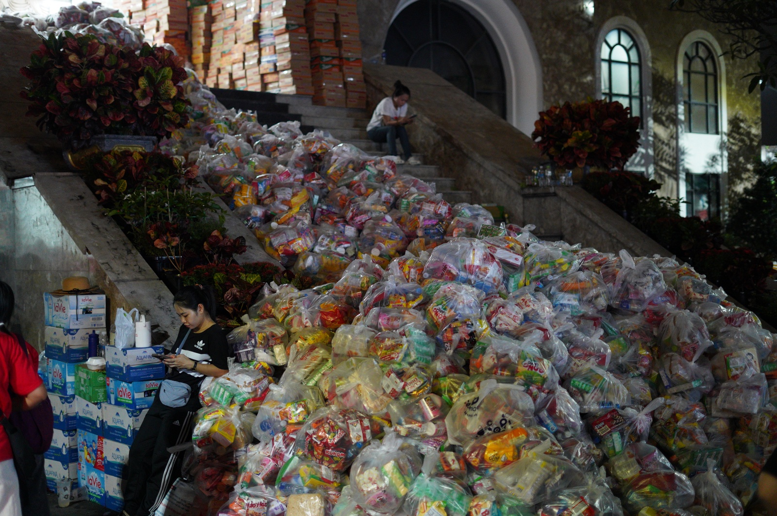 Người dân TP.HCM dành trọn 2 ngày cuối tuần ở các điểm tiếp nhận cứu trợ, ngưng quyên góp một thứ!- Ảnh 2. Người dân TP.HCM dành trọn 2 ngày cuối tuần ở các điểm tiếp nhận cứu trợ, ngưng quyên góp một thứ!- Ảnh 2.