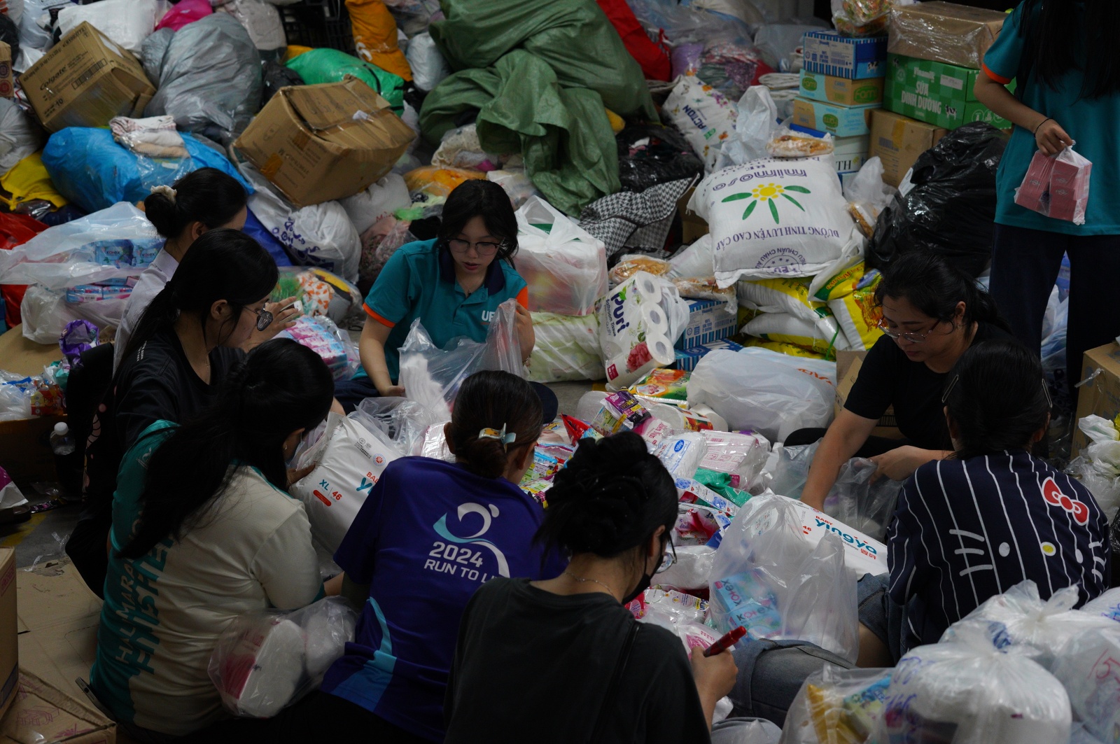 Người dân TP.HCM dành trọn 2 ngày cuối tuần ở các điểm tiếp nhận cứu trợ, ngưng quyên góp một thứ!- Ảnh 16. Người dân TP.HCM dành trọn 2 ngày cuối tuần ở các điểm tiếp nhận cứu trợ, ngưng quyên góp một thứ!- Ảnh 16.