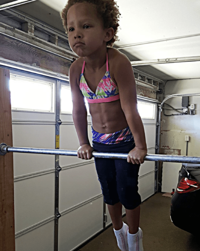 Cô bé 4 tuổi hít xà, lên 5 tuổi đã chống đẩy 60 cái khiến thanh niên còn nể, nhìn thể hình là choáng váng- Ảnh 2. Cô bé 4 tuổi hít xà, lên 5 tuổi đã chống đẩy 60 cái khiến thanh niên còn nể, nhìn thể hình là choáng váng- Ảnh 2.