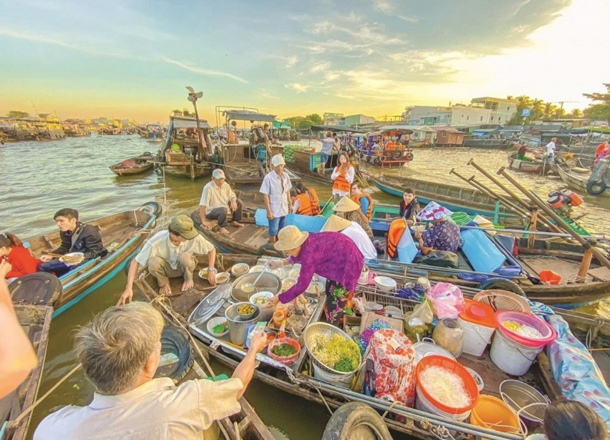 Nhìn cảnh này mới biết tại sao phụ nữ miền Tây 10 người hết 7 người không biết chạy xe máy- Ảnh 1. Nhìn cảnh này mới biết tại sao phụ nữ miền Tây 10 người hết 7 người không biết chạy xe máy- Ảnh 1.