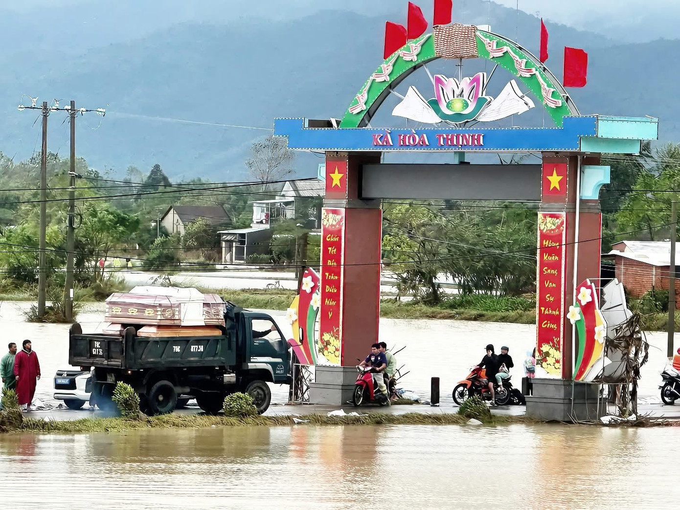 Chuyến hàng cứu trợ mà người cho không muốn cho, người nhận không muốn nhận- Ảnh 2.