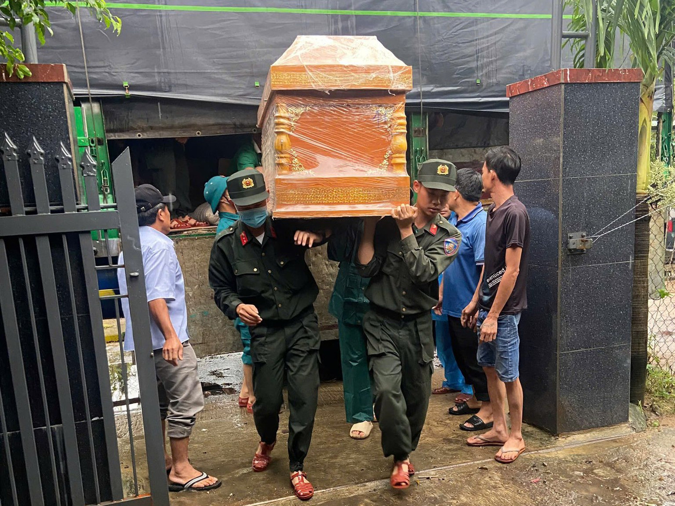 Chuyến hàng cứu trợ mà người cho không muốn cho, người nhận không muốn nhận- Ảnh 1.