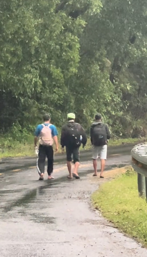 18 tiếng dầm mưa, chấp nhận đi bộ vì “sống chết gì cũng phải về với gia đình"- Ảnh 4.