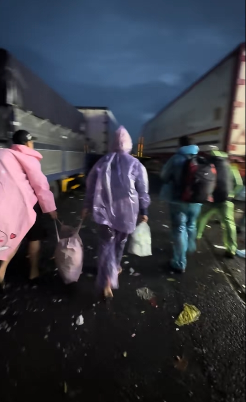 18 tiếng dầm mưa, chấp nhận đi bộ vì “sống chết gì cũng phải về với gia đình"- Ảnh 3.