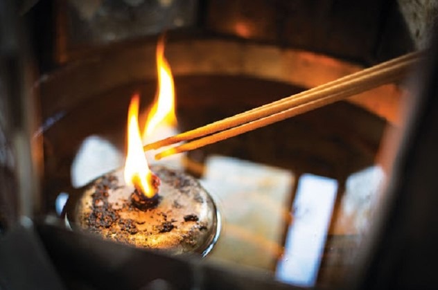 Tại sao khi thắp hương cần mở cửa, chuyên gia giải thích điều ít ai biết- Ảnh 1.