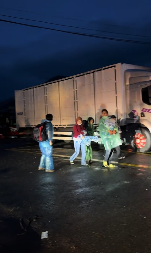 18 tiếng dầm mưa, chấp nhận đi bộ vì “sống chết gì cũng phải về với gia đình"- Ảnh 1.