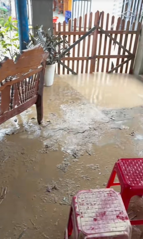 18 tiếng dầm mưa, chấp nhận đi bộ vì “sống chết gì cũng phải về với gia đình"- Ảnh 8.