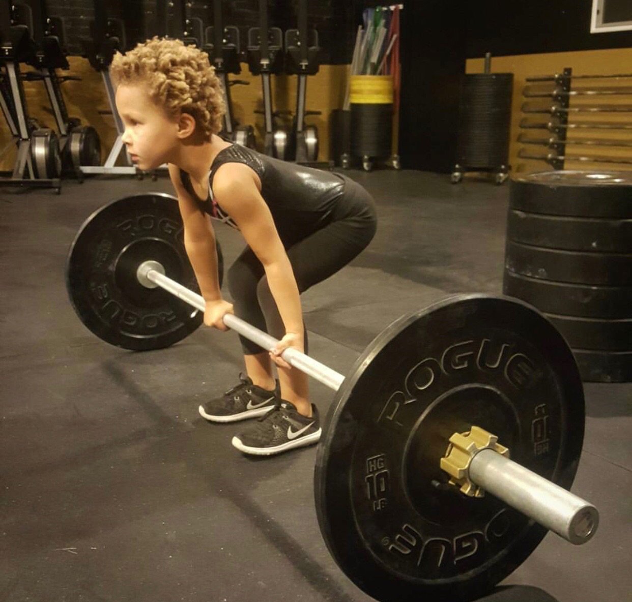 Cô bé 4 tuổi hít xà, lên 5 tuổi đã chống đẩy 60 cái khiến thanh niên còn nể, nhìn thể hình là choáng váng- Ảnh 1. Cô bé 4 tuổi hít xà, lên 5 tuổi đã chống đẩy 60 cái khiến thanh niên còn nể, nhìn thể hình là choáng váng- Ảnh 1.