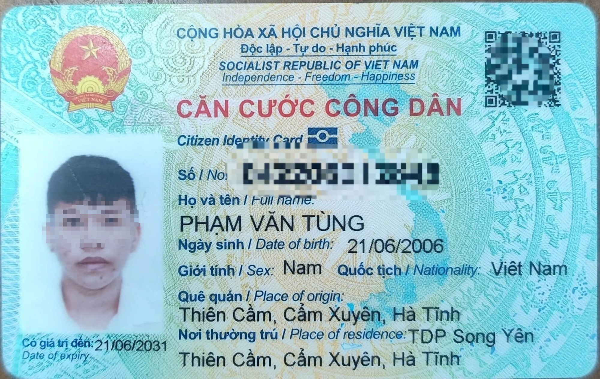 Nam thanh niên từ bên ngoài đi vào Bệnh viện Bà Rịa rồi bất ngờ nhảy từ tầng 3 xuống- Ảnh 1.