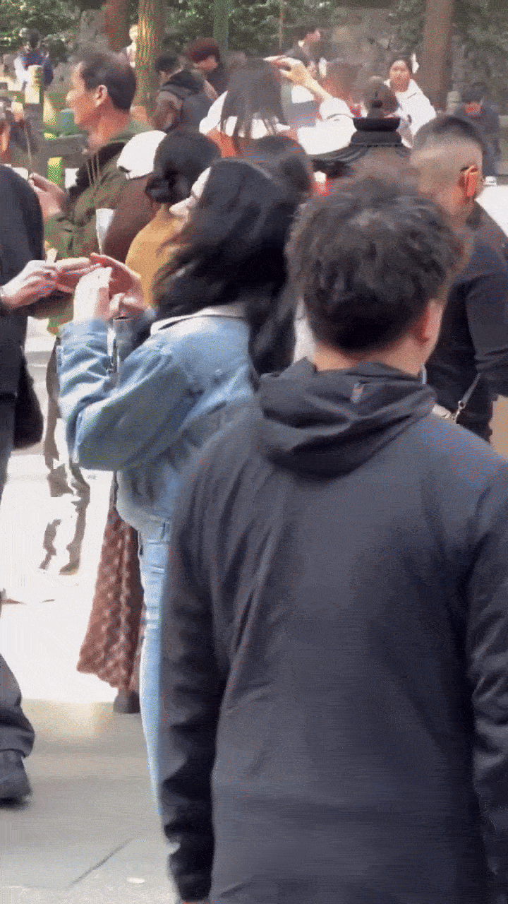 Katy Perry đi chùa, thành tâm vái lạy đủ 4 hướng- Ảnh 4. Katy Perry đi chùa, thành tâm vái lạy đủ 4 hướng- Ảnh 4.