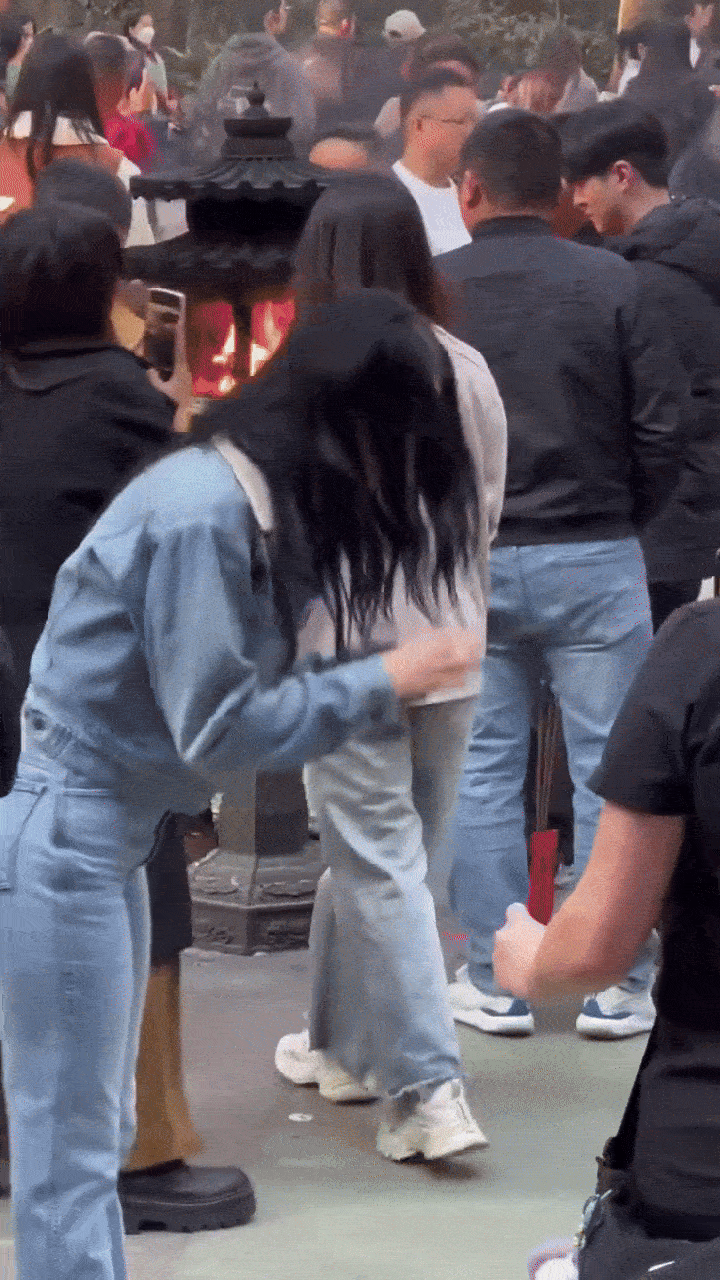 Katy Perry đi chùa, thành tâm vái lạy đủ 4 hướng- Ảnh 2. Katy Perry đi chùa, thành tâm vái lạy đủ 4 hướng- Ảnh 2.