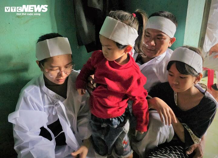 Xót xa người ông quên mình cứu con dâu và hai cháu giữa lũ dữ- Ảnh 1.