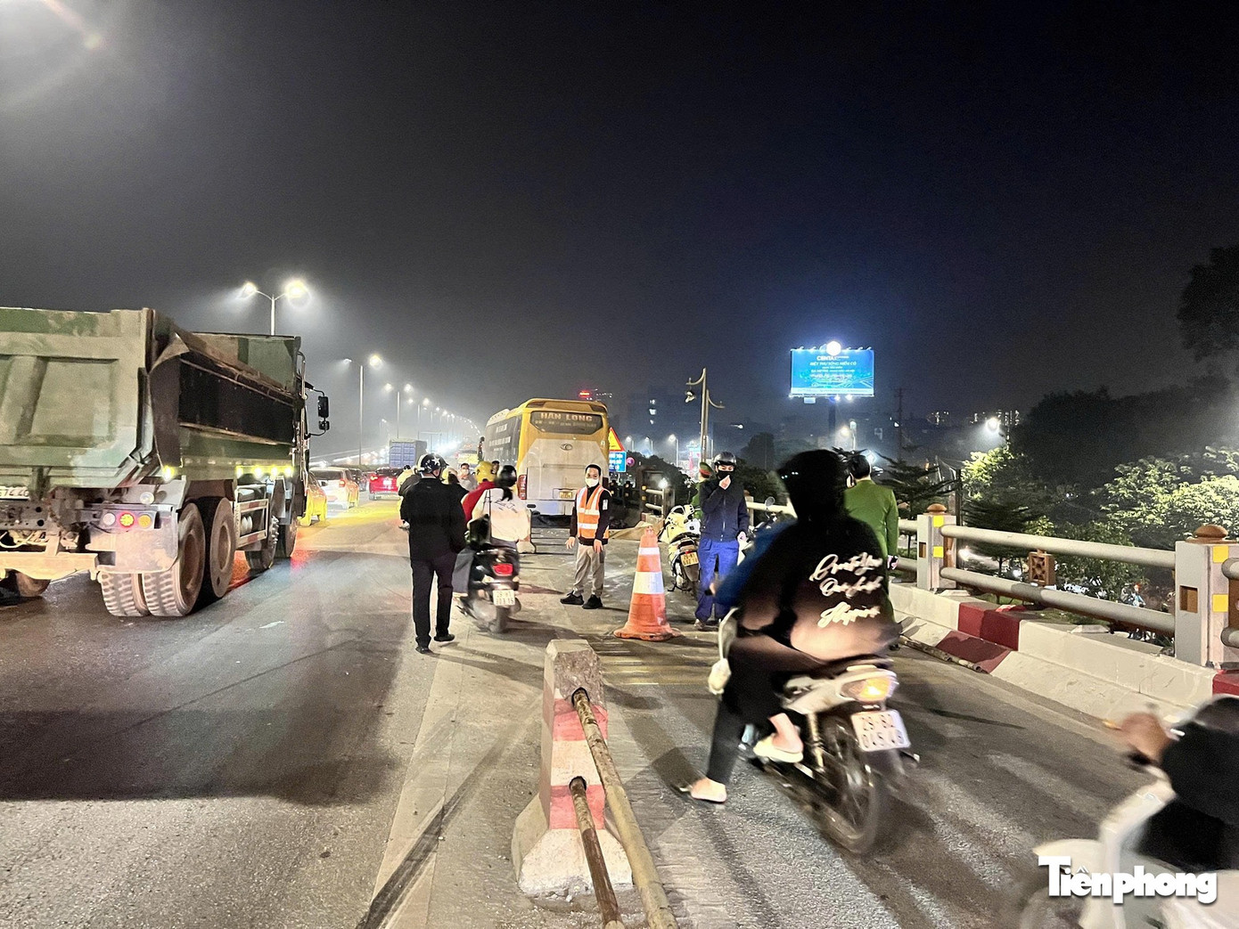 Hà Nội: Xe khách tông xe máy bốc cháy, 2 người tử vong- Ảnh 2.