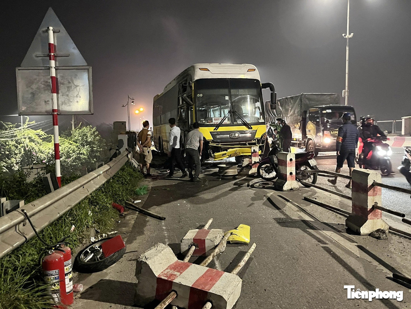 Hà Nội: Xe khách tông xe máy bốc cháy, 2 người tử vong- Ảnh 1.
