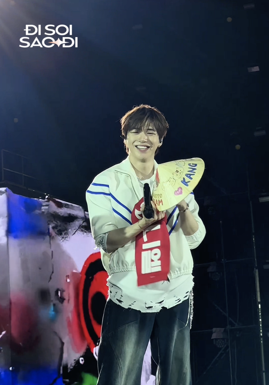 “Center quốc dân” Kpop gửi lời chia sẻ đến người dân vùng lũ, xúc động sau 2 năm trở lại Việt Nam- Ảnh 2.