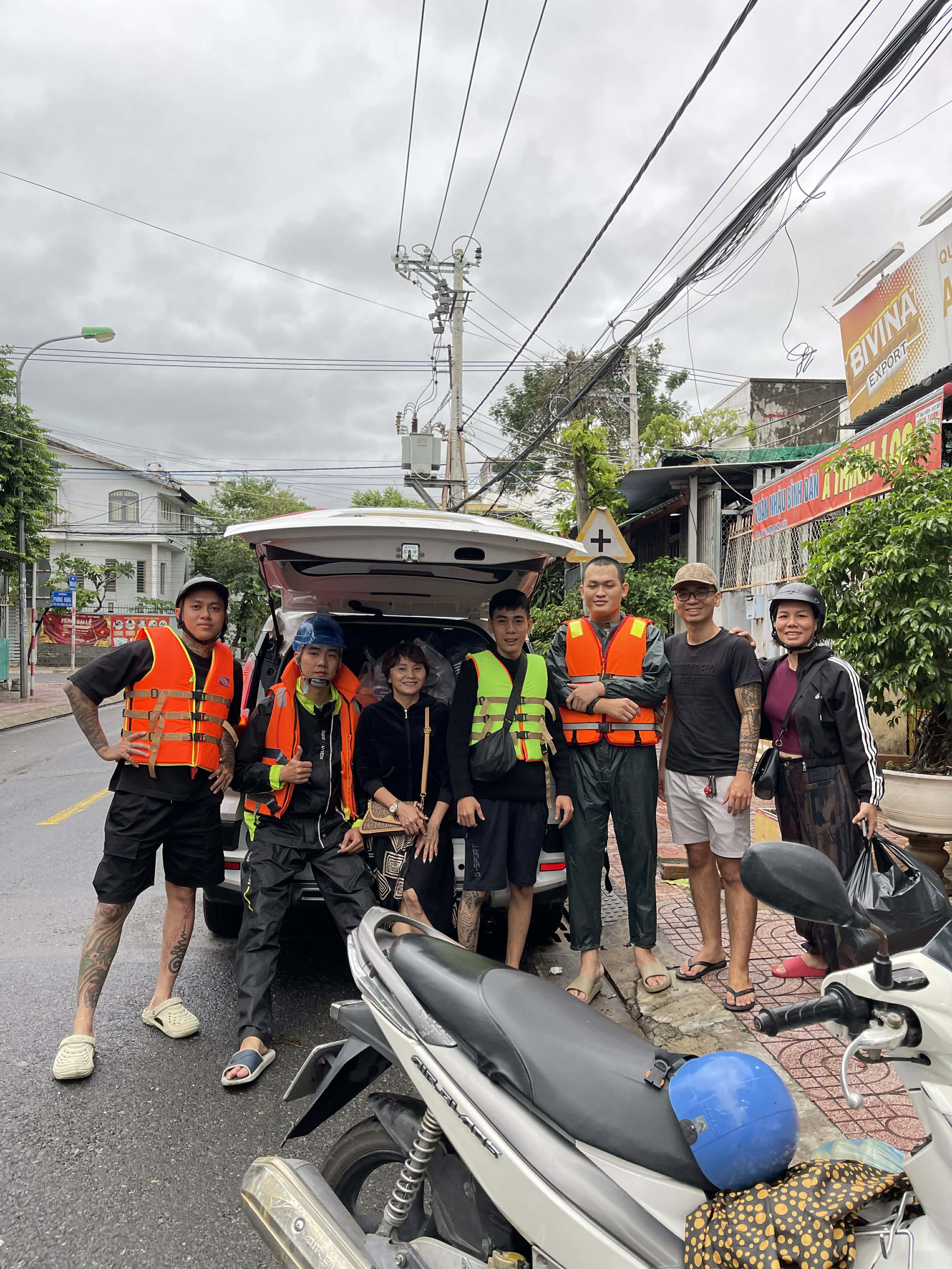 Người đàn ông xăm trổ kín mình và nhóm bạn "ngâm nước từ đêm tới sáng" để cứu trợ bà con vùng lũ- Ảnh 8.