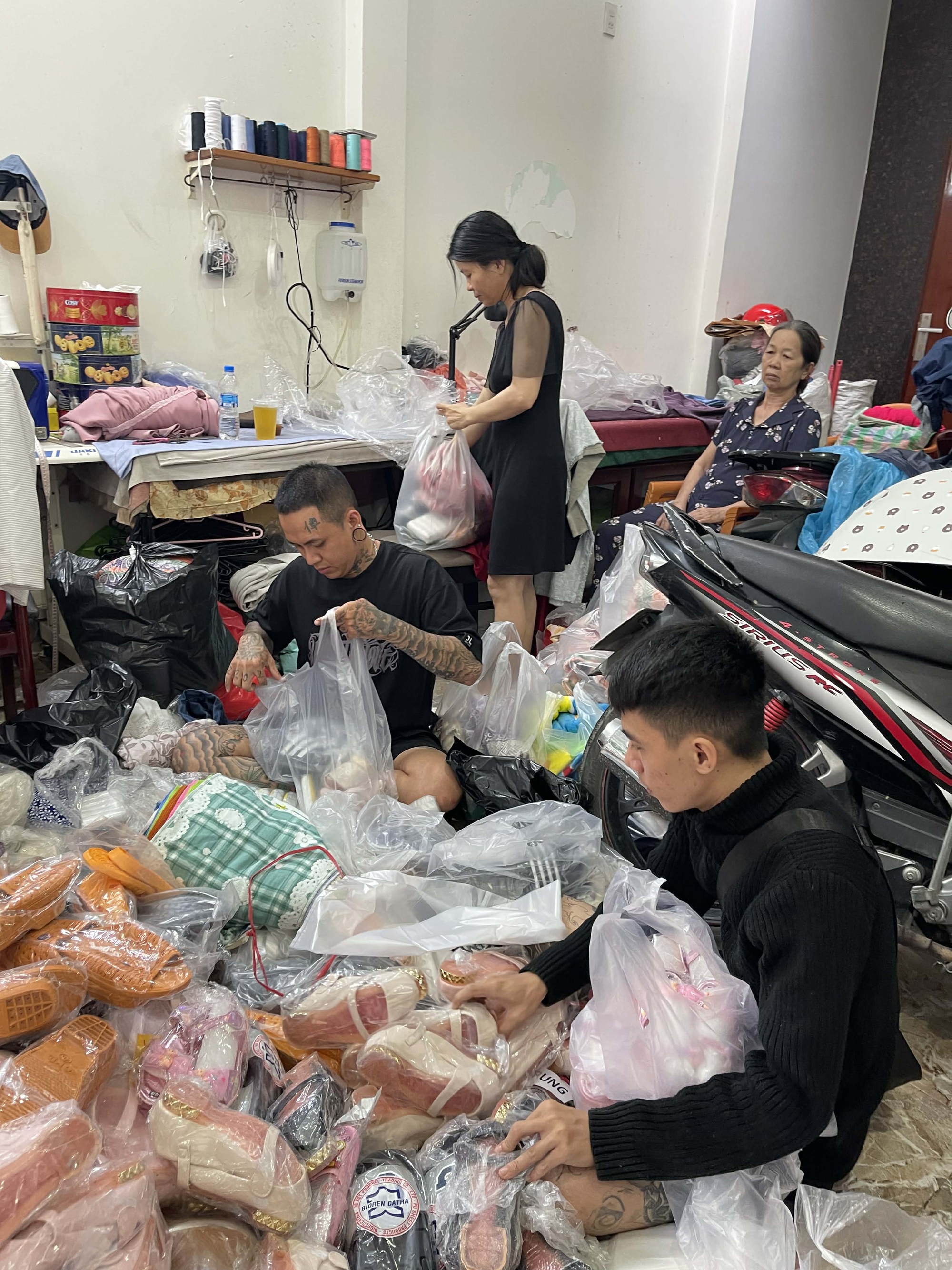 Người đàn ông xăm trổ kín mình và nhóm bạn "ngâm nước từ đêm tới sáng" để cứu trợ bà con vùng lũ- Ảnh 10.