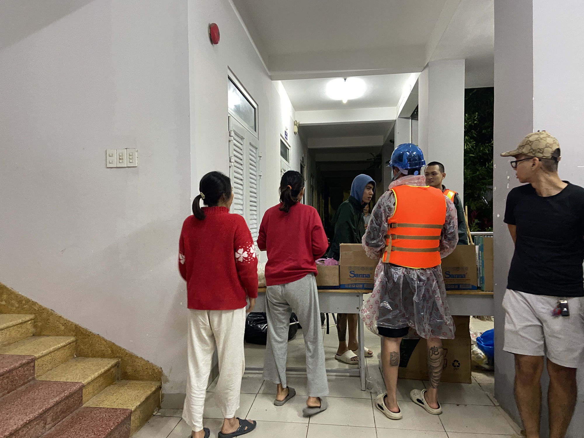 Người đàn ông xăm trổ kín mình và nhóm bạn "ngâm nước từ đêm tới sáng" để cứu trợ bà con vùng lũ- Ảnh 11.