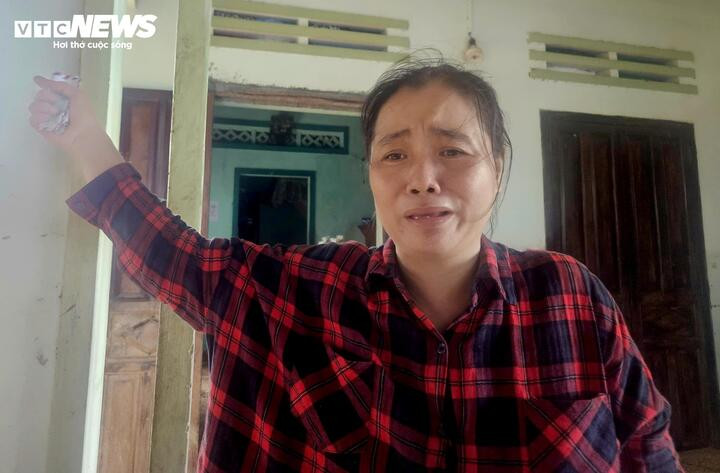 Người vợ bất lực nhìn chồng và hai cháu ruột bị lũ cuốn ngay trước mắt- Ảnh 1.