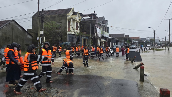 Thiệt hại kinh tế do mưa lũ ở Nam Trung Bộ tăng lên hơn 13.000 tỉ đồng- Ảnh 1.