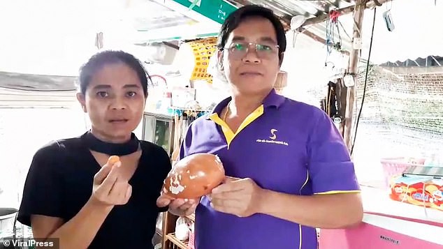 Đang ăn ốc luộc, người đàn ông bỗng nhiên đổi đời vì cắn trúng kho báu 8 tỷ ngay trong miệng- Ảnh 2.