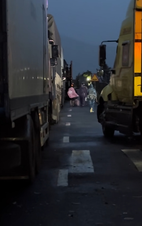 18 tiếng dầm mưa, chấp nhận đi bộ vì “sống chết gì cũng phải về với gia đình"- Ảnh 2.