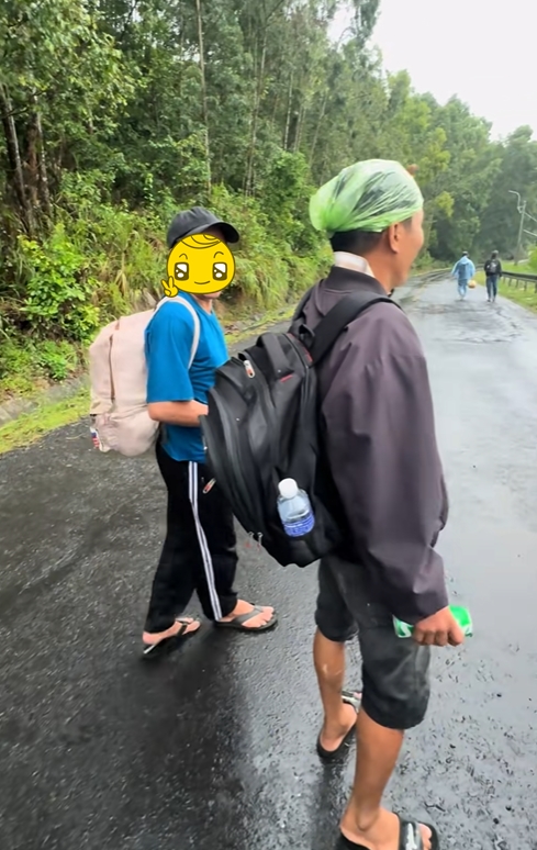 18 tiếng dầm mưa, chấp nhận đi bộ vì “sống chết gì cũng phải về với gia đình"- Ảnh 5.