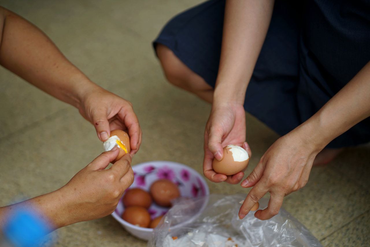 Mẹ bầu ôm 3 con chạy lũ, chen cùng 70 người trong một ngôi nhà: "Bọn trẻ hoảng loạn, đứa lớn đứa nhỏ đều khóc"- Ảnh 3.