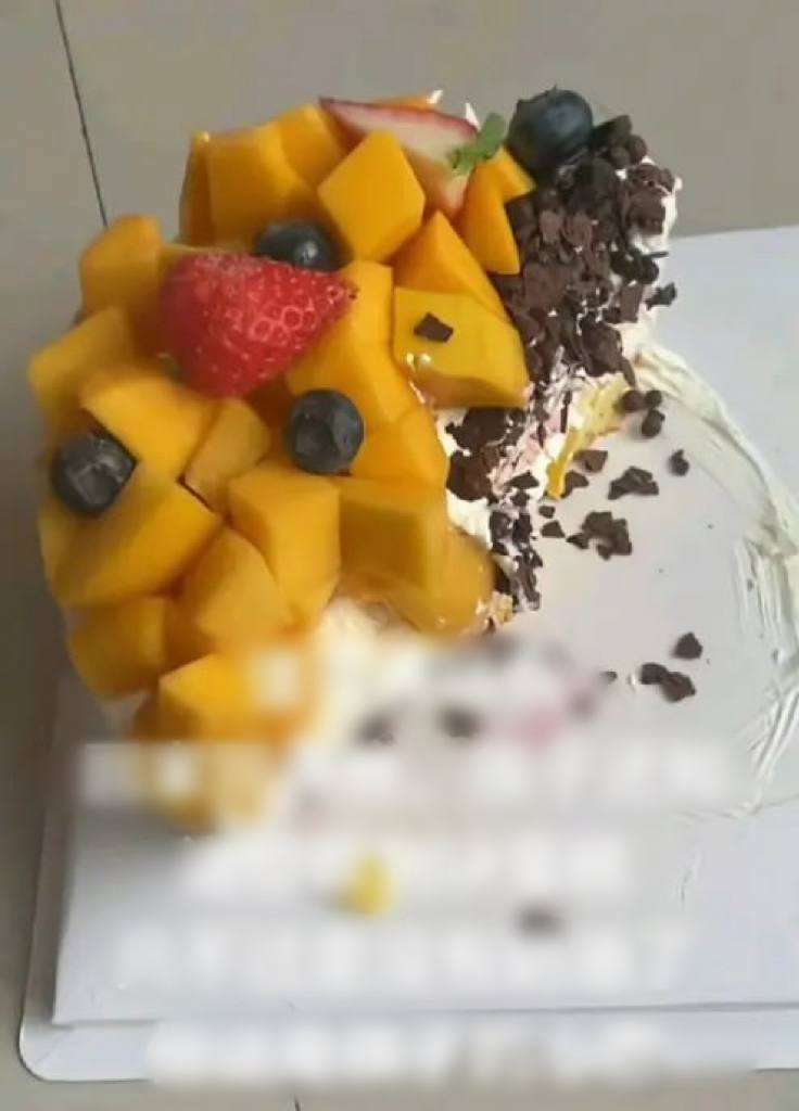 Được con để lại cho nửa chiếc bánh, người mẹ làm một điều khiến dân mạng đồng loạt "ném đá" vì EQ thấp- Ảnh 2.