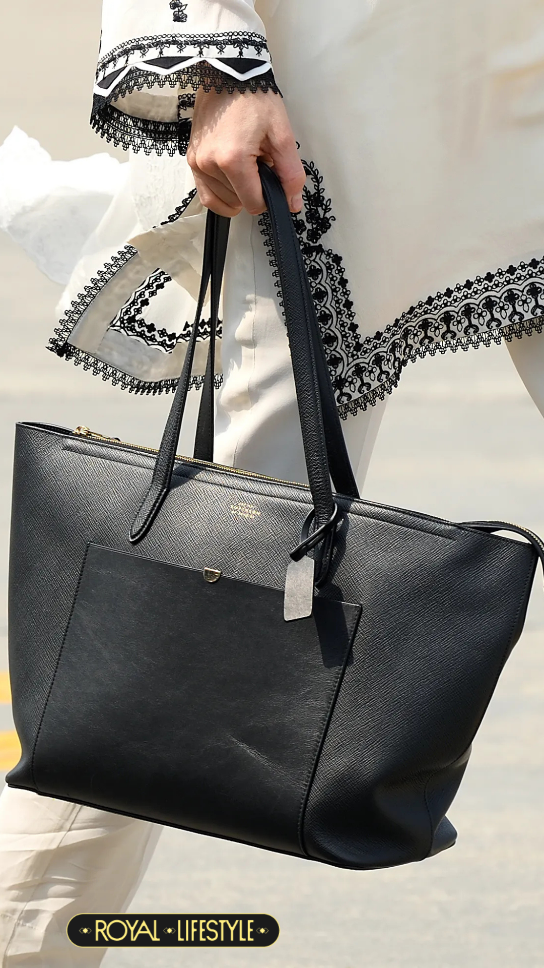 Chiếc túi xanh navy “quốc dân” đi theo Vương phi Kate gần 10 năm: Nhìn rất bình thường mà sao “quyền lực” đến vậy?- Ảnh 2. Chiếc túi xanh navy “quốc dân” đi theo Vương phi Kate gần 10 năm: Nhìn rất bình thường mà sao “quyền lực” đến vậy?- Ảnh 2.