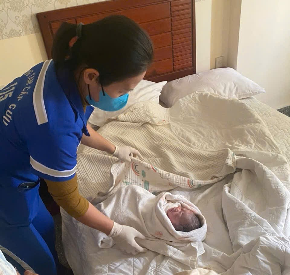 Em bé chào đời ngay tại khách sạn sơ tán lũ ở Nha Trang- Ảnh 1.