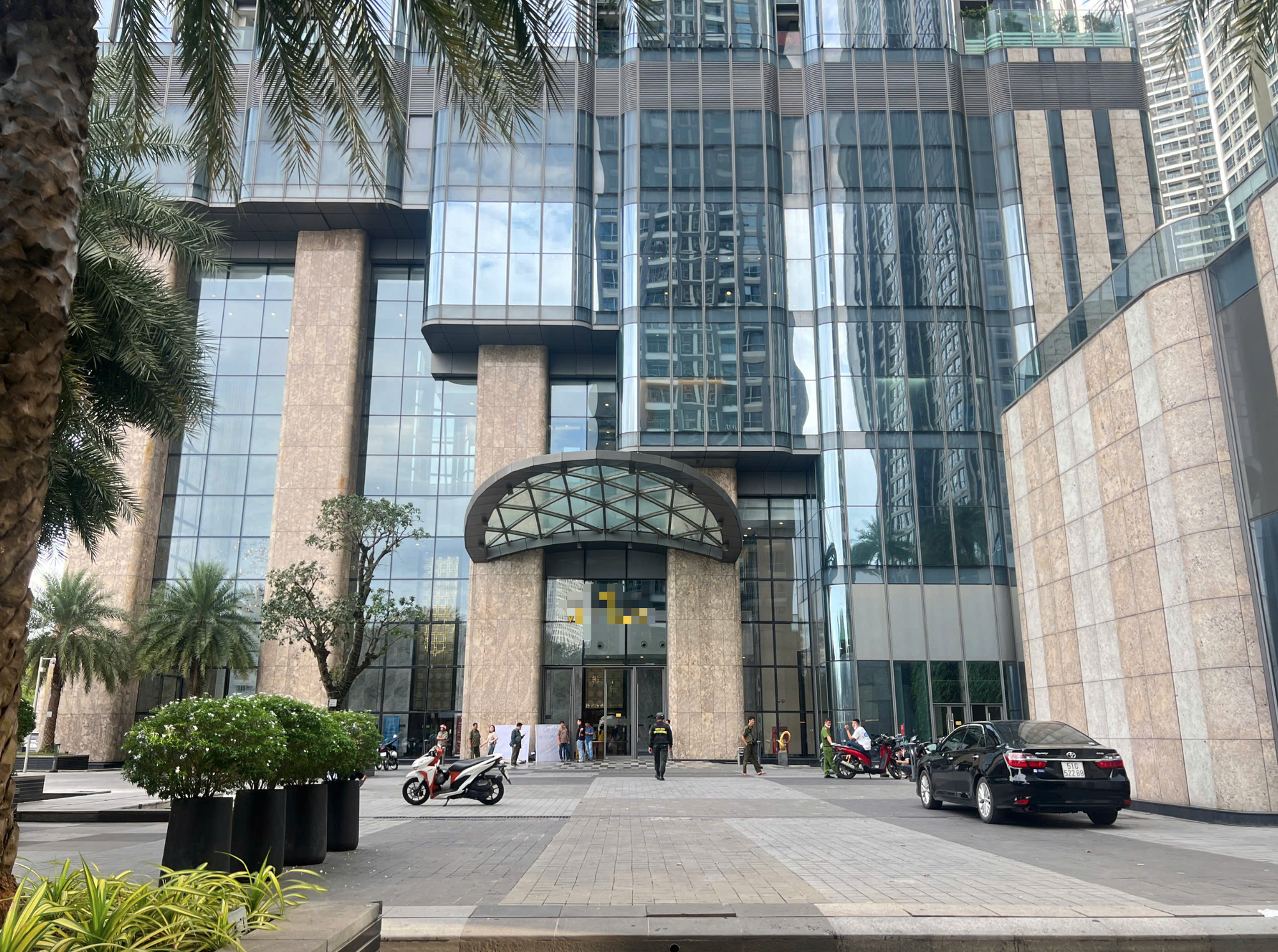 Vụ phát hiện thi thể trong túi trước sảnh chung cư ở TP.HCM: Hé lộ về nạn nhân và 2 nghi phạm- Ảnh 2.