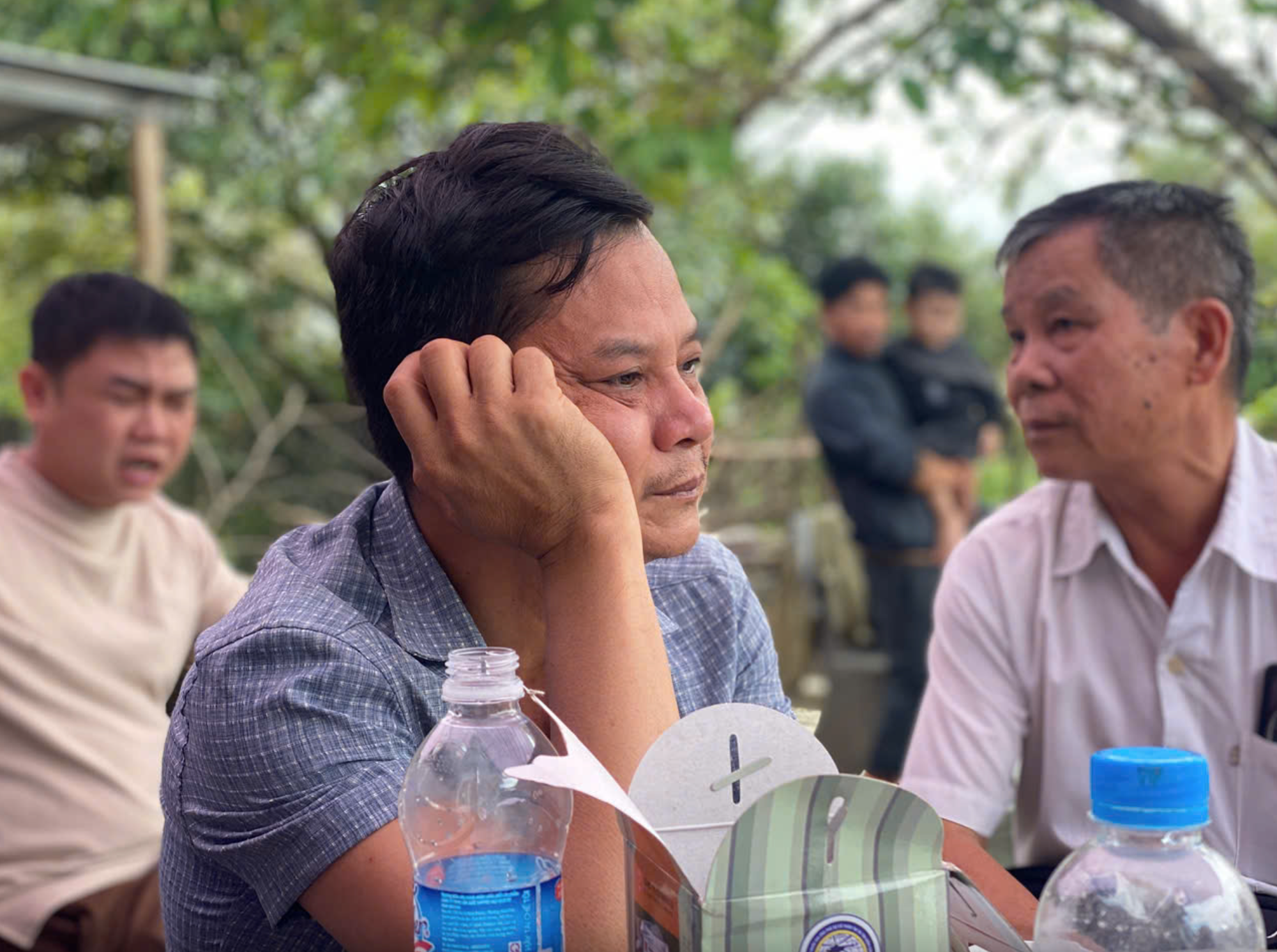 Gửi con cho ông bà để vào TP.HCM mưu sinh, đôi vợ chồng trở về nhận tin đau lòng sau lũ- Ảnh 1.