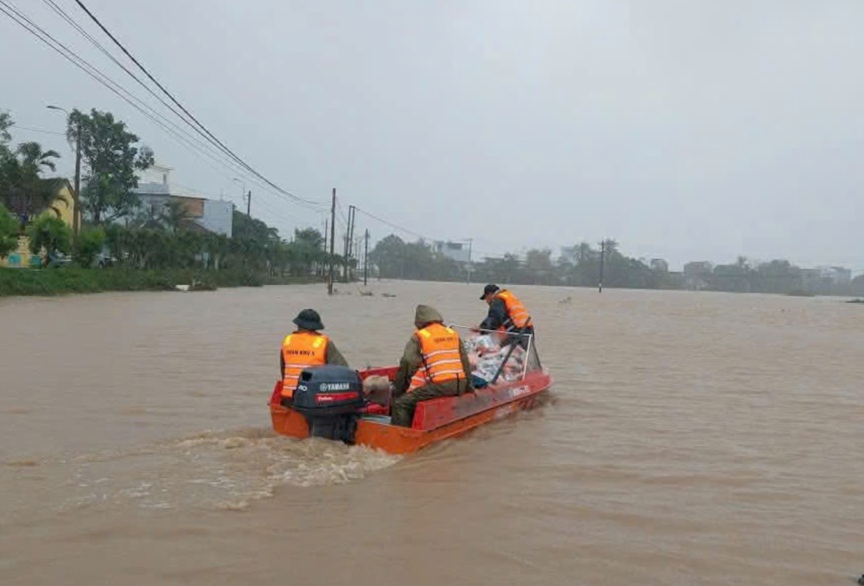 Gửi con cho ông bà để vào TP.HCM mưu sinh, đôi vợ chồng trở về nhận tin đau lòng sau lũ- Ảnh 2.