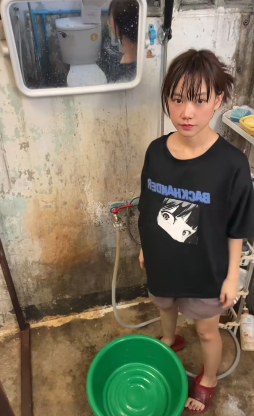 Cuộc sống kì lạ trong toilet 5m2 hút hàng triệu người- Ảnh 1.