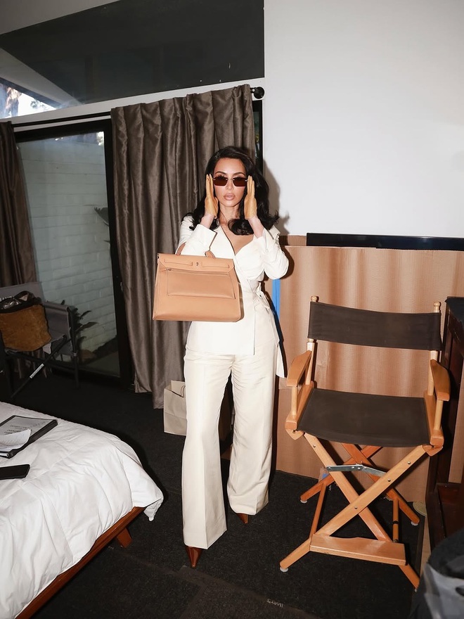 Kim Kardashian hứng chịu bão phẫn nộ vì cầm túi Hermès da voi- Ảnh 7.