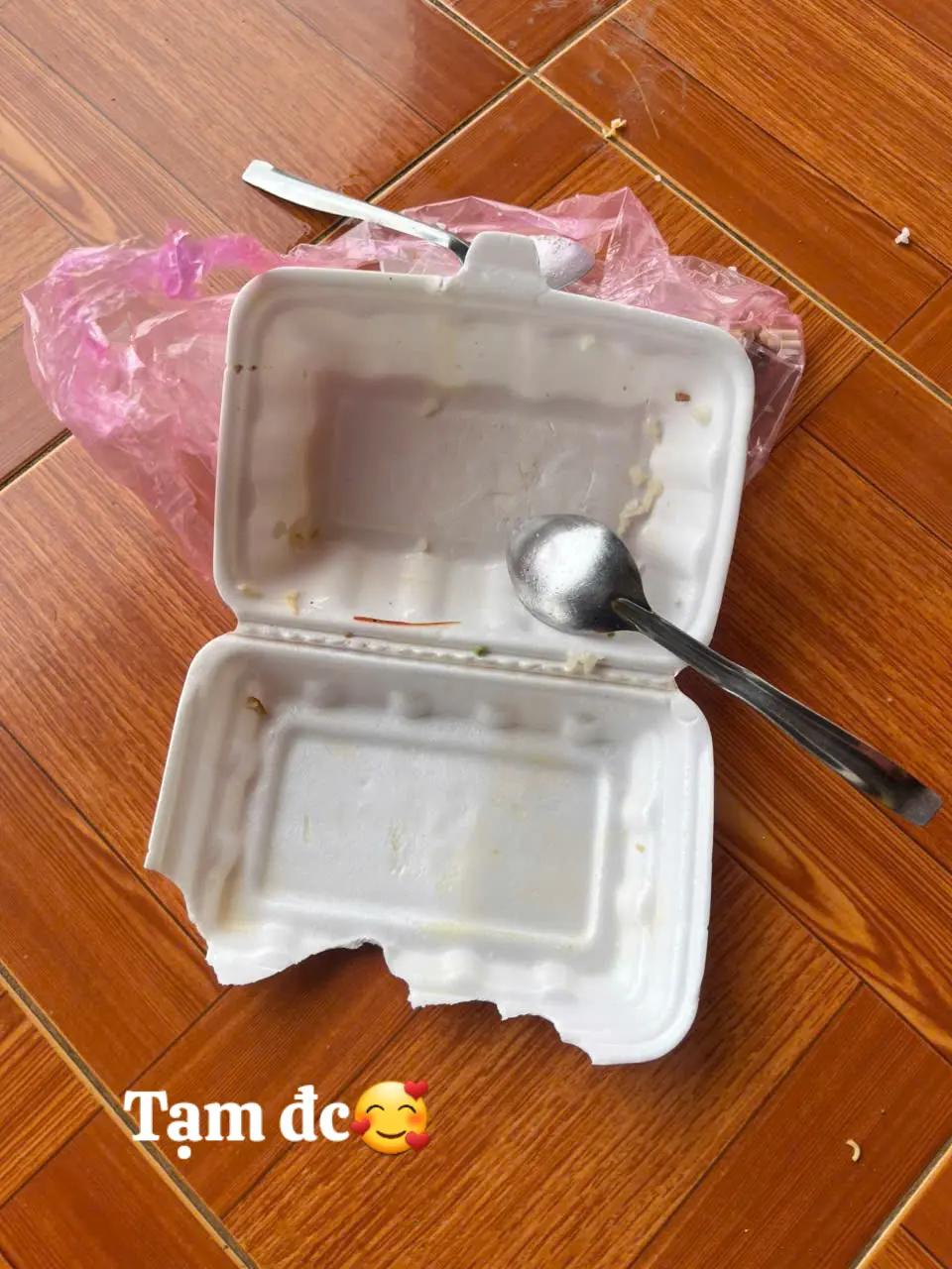 Hình ảnh những chiếc vỏ hộp đựng cơm cứu trợ gây xúc động- Ảnh 6.