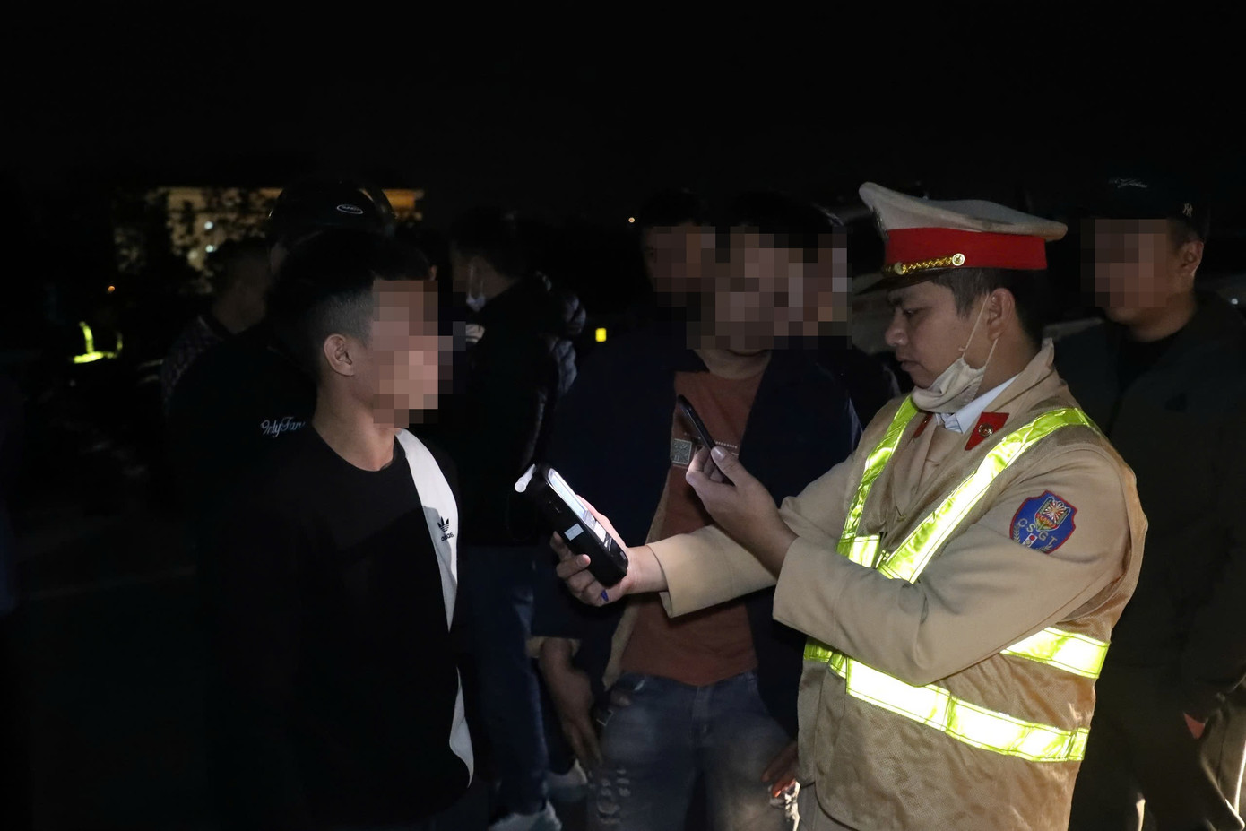 Hà Nội: Tai nạn liên hoàn giữa 5 ô tô, hai người bị thương- Ảnh 4.