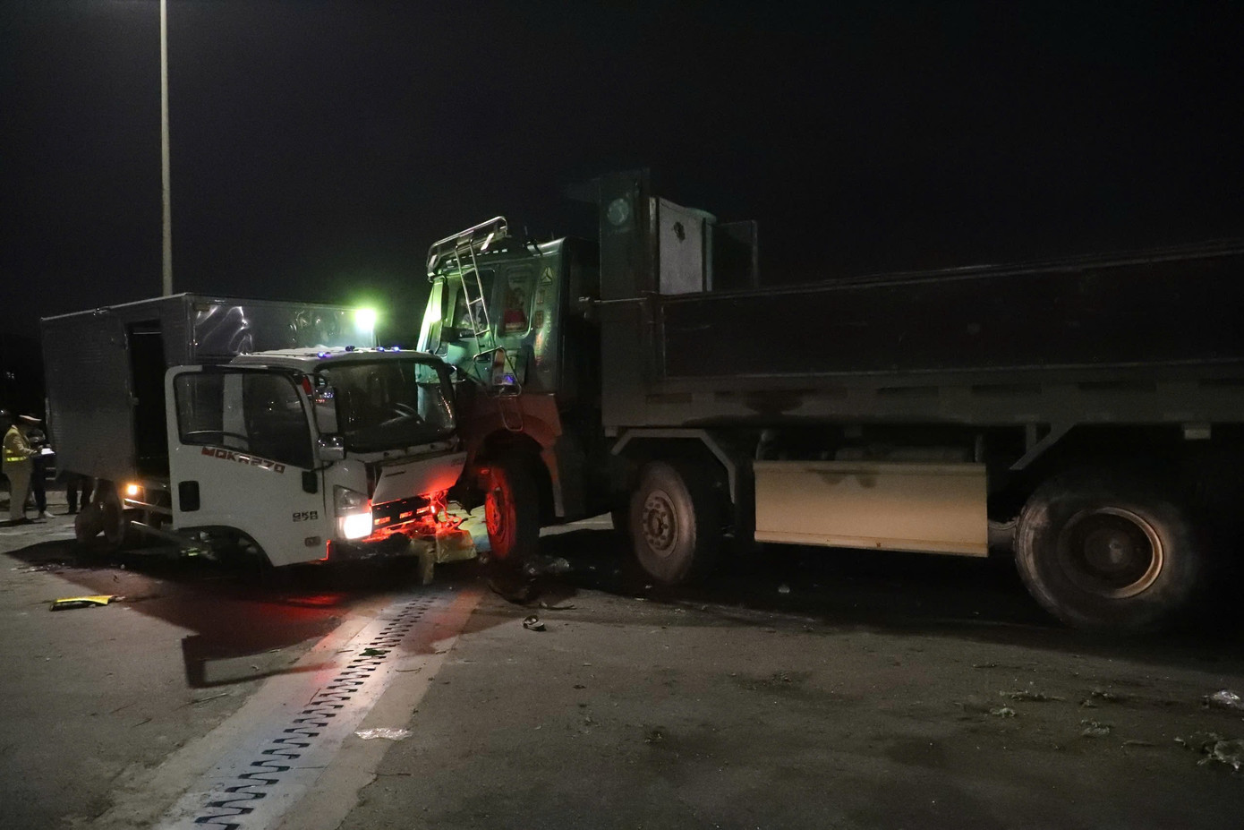 Hà Nội: Tai nạn liên hoàn giữa 5 ô tô, hai người bị thương- Ảnh 3.