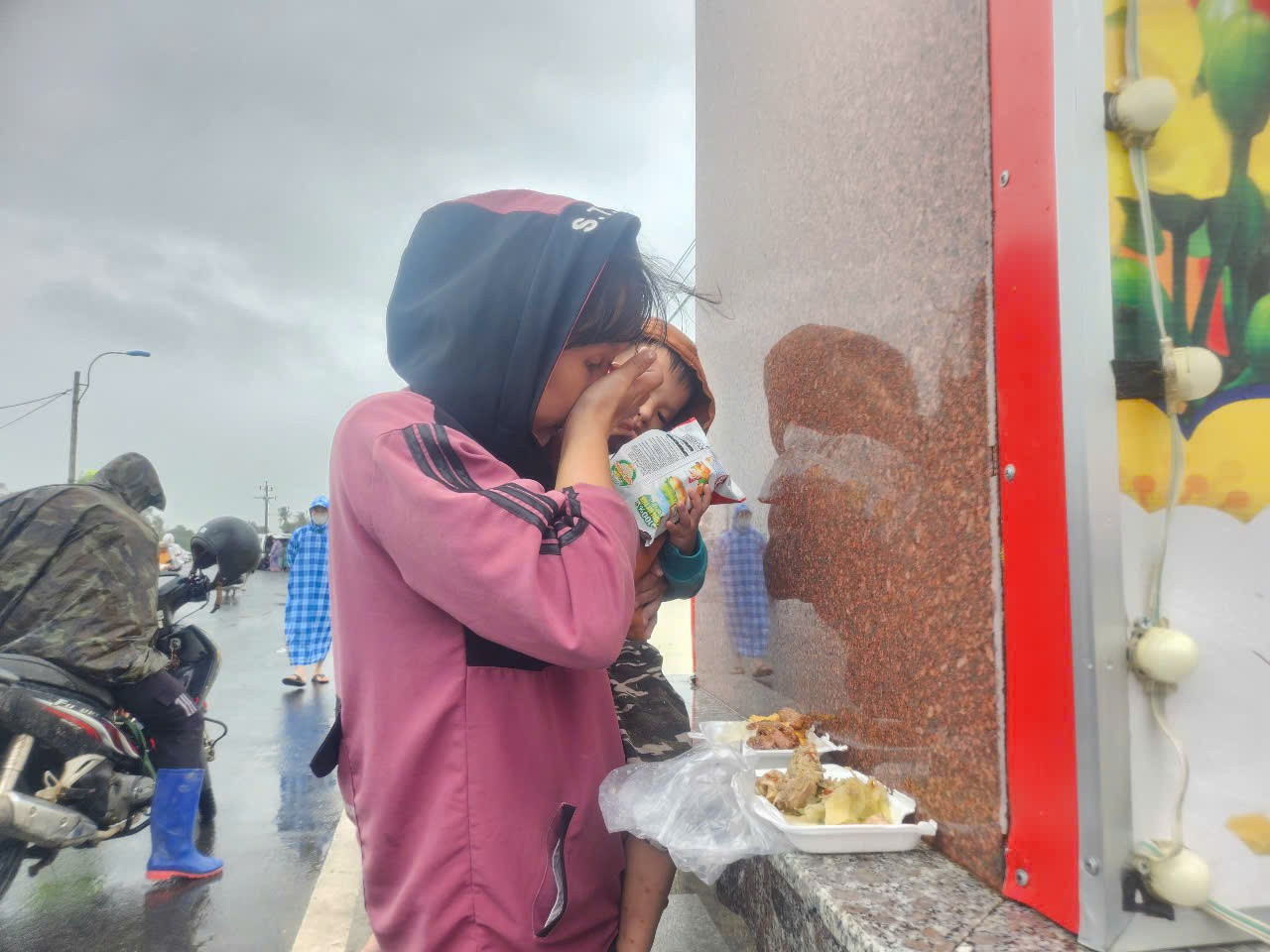 Bữa cơm nóng đầu tiên tại Đắk Lắk: Hành trình từ nước mưa, mì sống đến giọt nước mắt nhẹ nhõm- Ảnh 3.