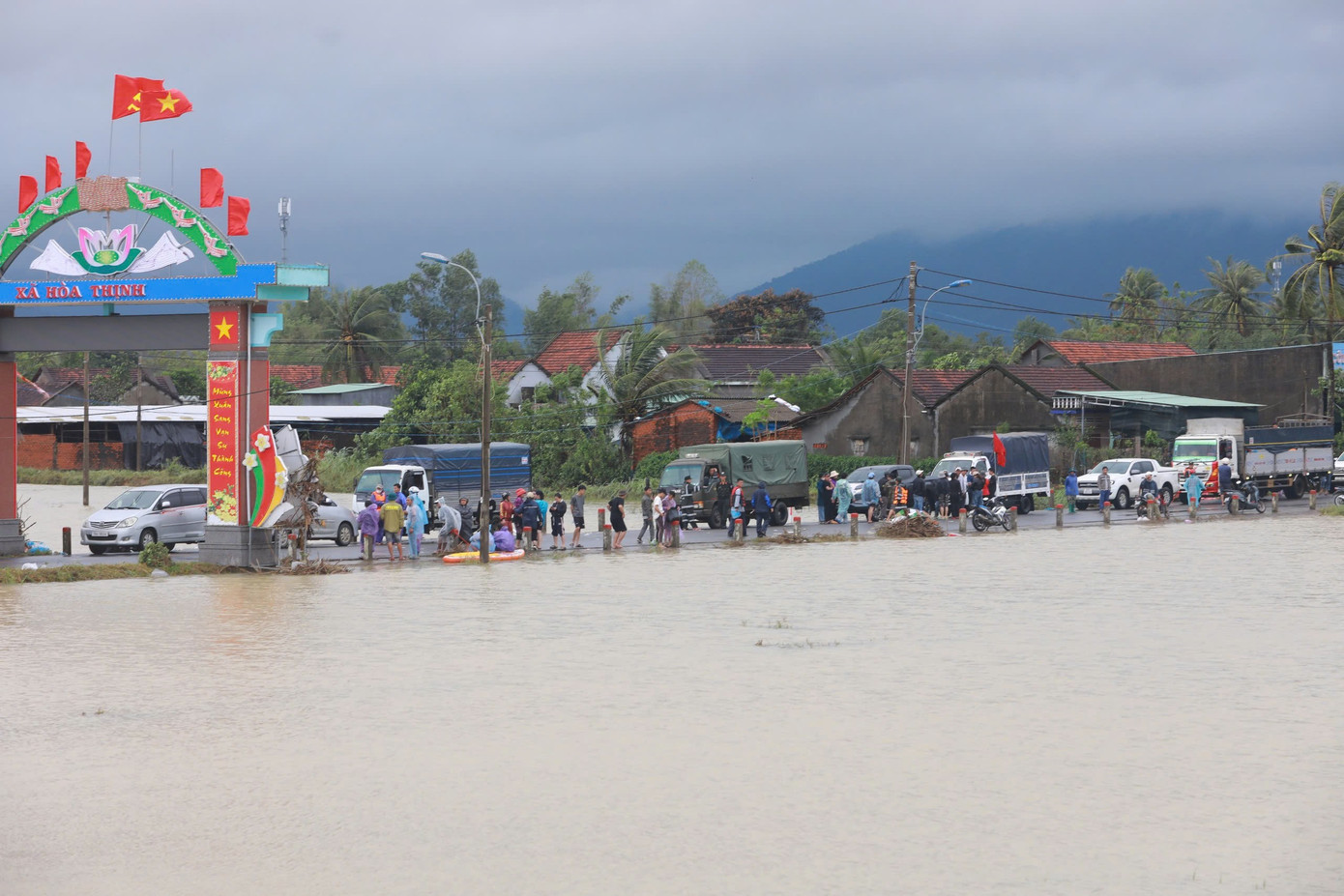 Bữa cơm nóng đầu tiên tại Đắk Lắk: Hành trình từ nước mưa, mì sống đến giọt nước mắt nhẹ nhõm- Ảnh 2.