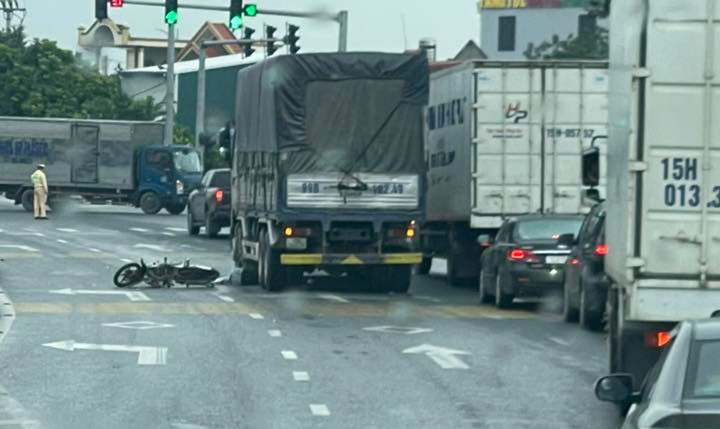 Xe máy va chạm với xe đầu kéo trên Quốc lộ 10, hai mẹ con tử vong thương tâm- Ảnh 2.