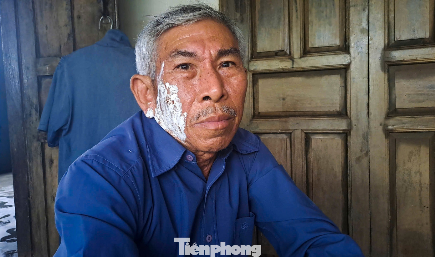 Sau trận lũ không còn gì ngoài 2 bàn tay trắng và đôi chân trần- Ảnh 1.