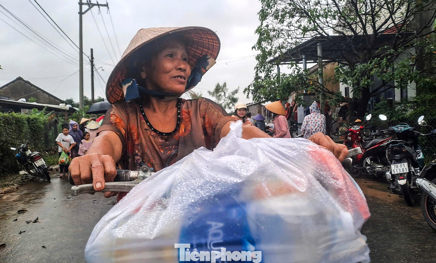 Sau trận lũ không còn gì ngoài 2 bàn tay trắng và đôi chân trần- Ảnh 2.