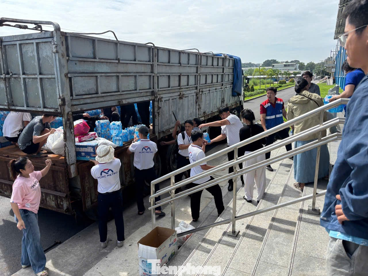 Hơn 180 tấn hàng đổ về các nhà ga metro TPHCM gửi người dân vùng lũ- Ảnh 2.