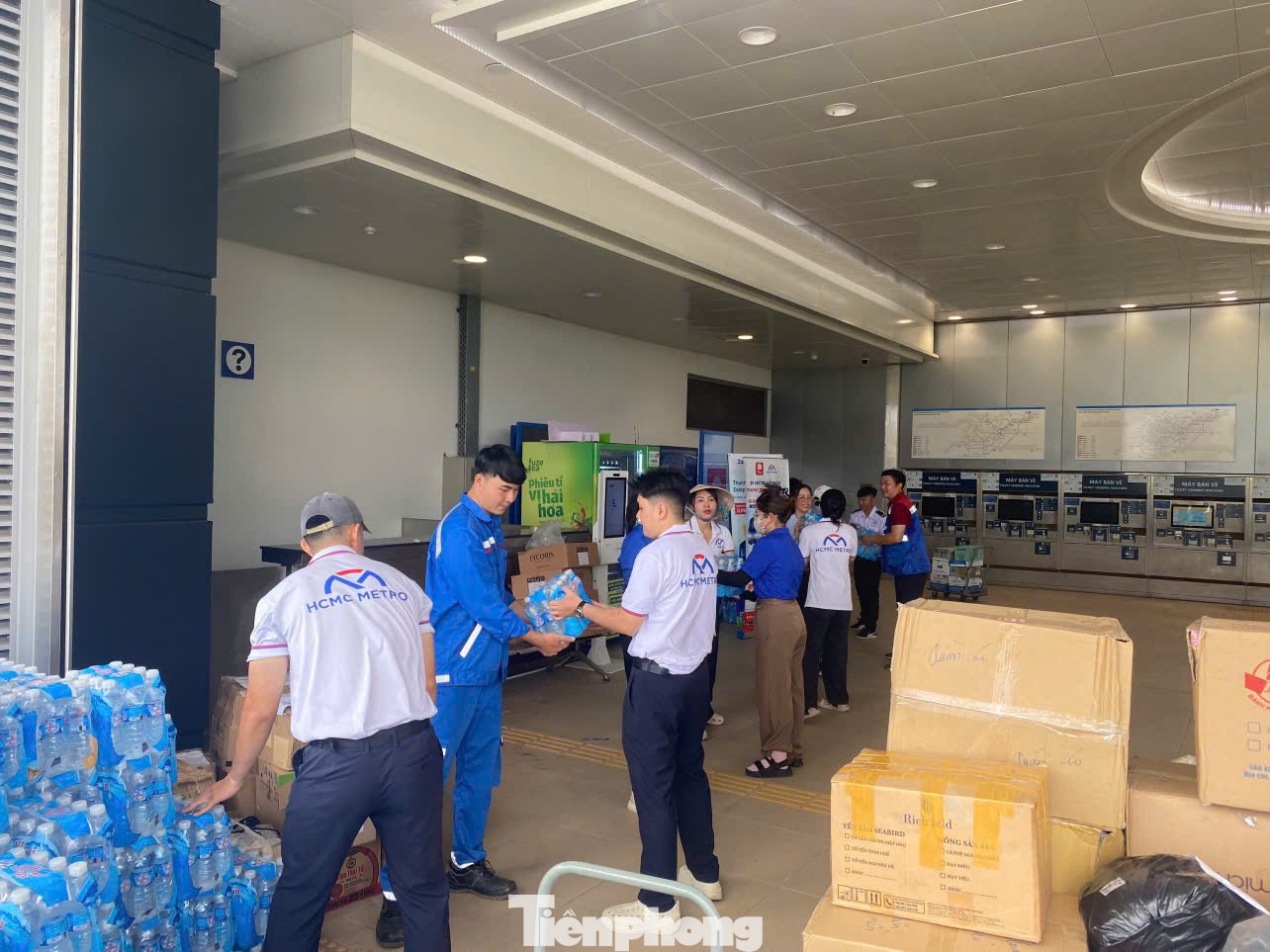 Hơn 180 tấn hàng đổ về các nhà ga metro TPHCM gửi người dân vùng lũ- Ảnh 5.