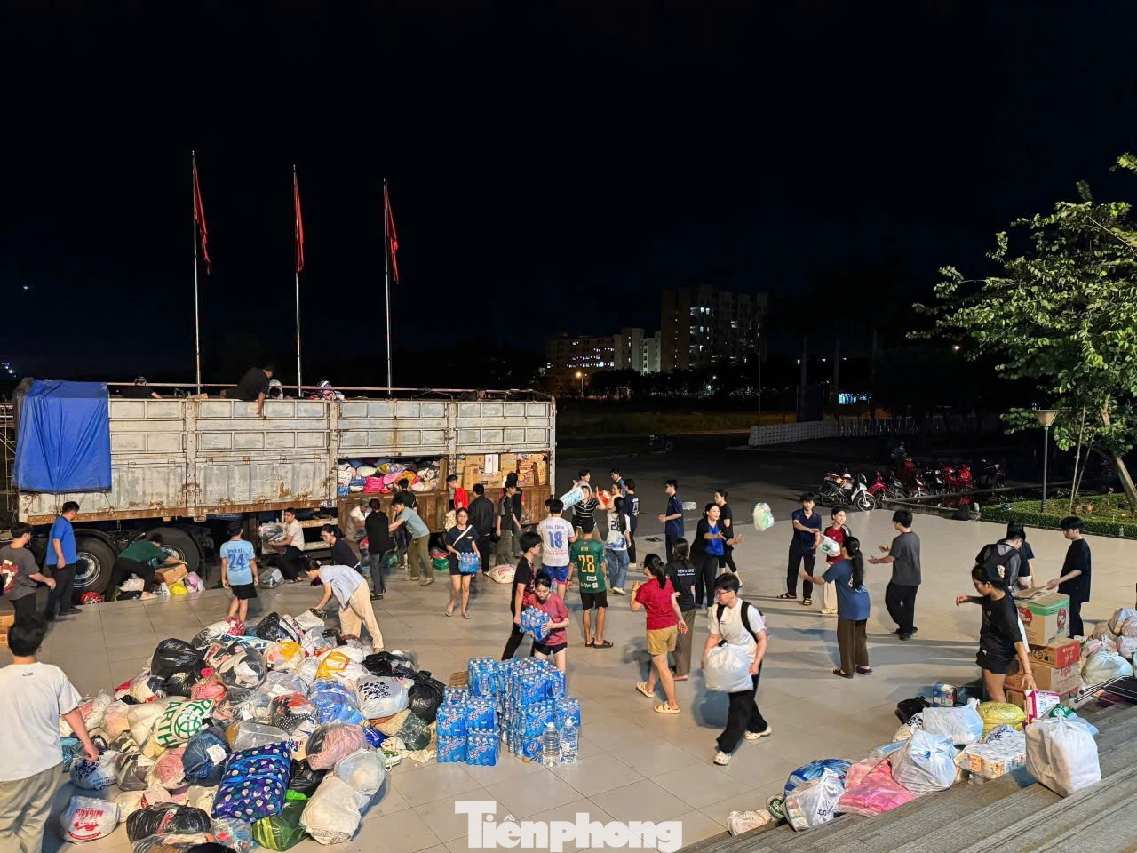 Hơn 180 tấn hàng đổ về các nhà ga metro TPHCM gửi người dân vùng lũ- Ảnh 3.