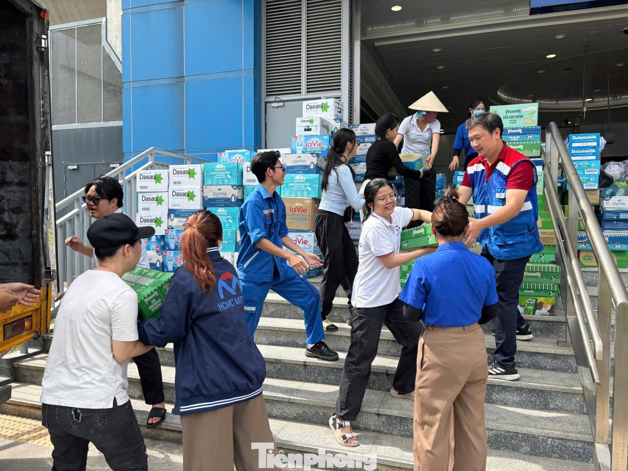 Hơn 180 tấn hàng đổ về các nhà ga metro TPHCM gửi người dân vùng lũ- Ảnh 1.